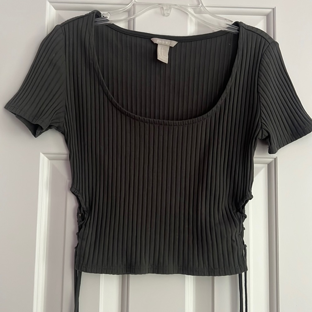 Forever 21 dark green cropped t-shirt with lace up details on each side!